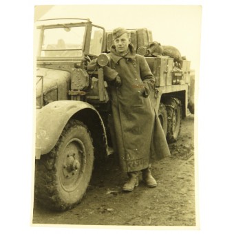 Foto av Wehrmachtförare med sin lastbil Schnauzer Krupp- L2H143 (6 х 4) Sd.Kfz 70. Espenlaub militaria
